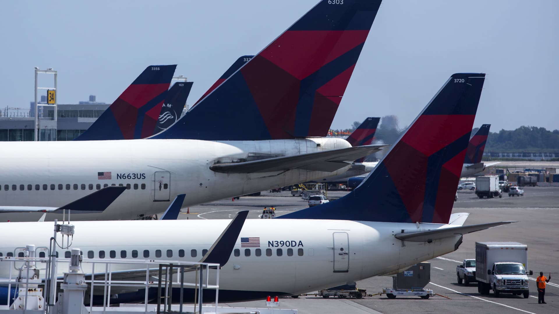 Delta buys 100 Max planes in first big Boeing order in over a decade