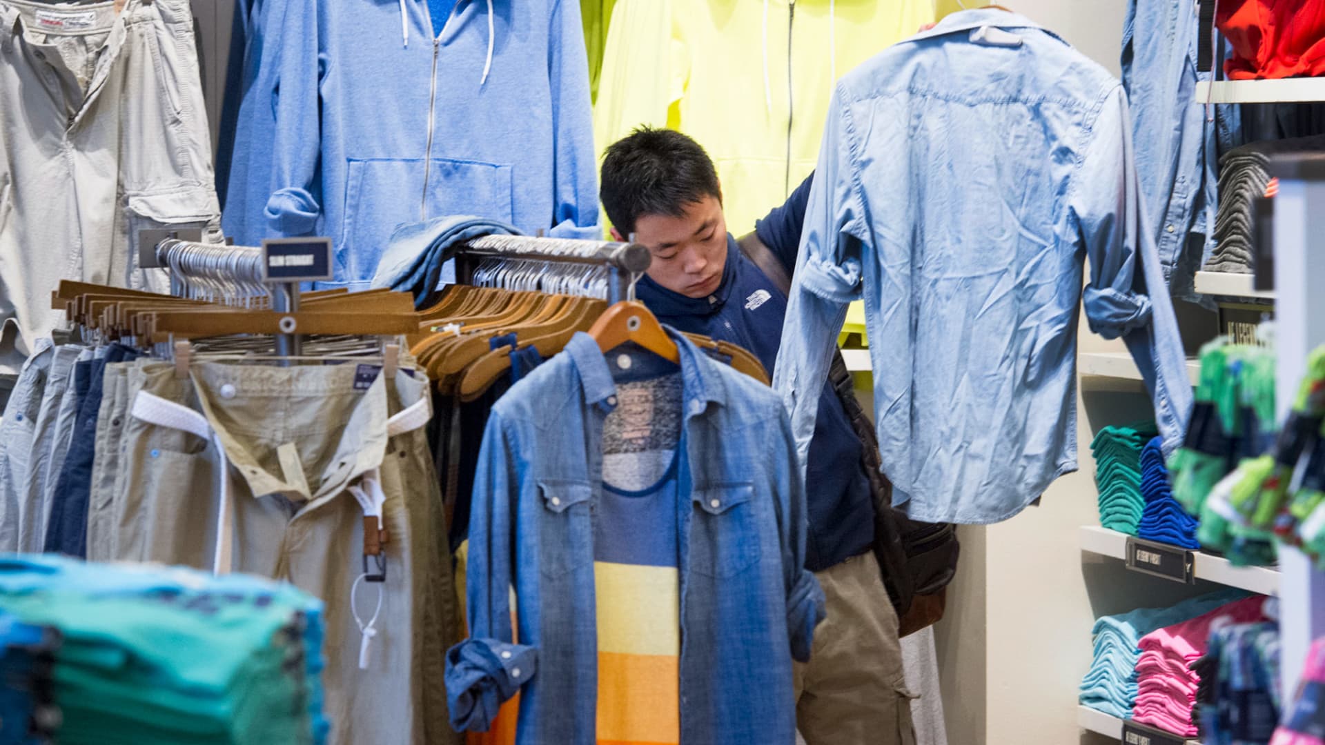 Apparel prices remain high even as retailers try to clear inventory