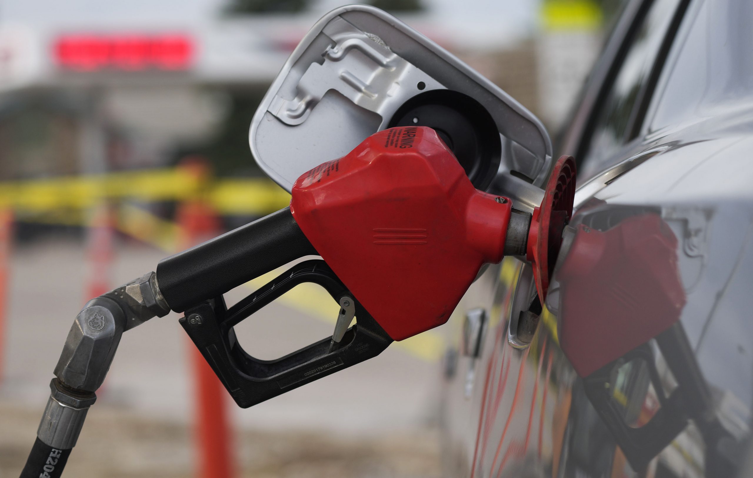 Average U.S. gasoline price falls 32 cents
