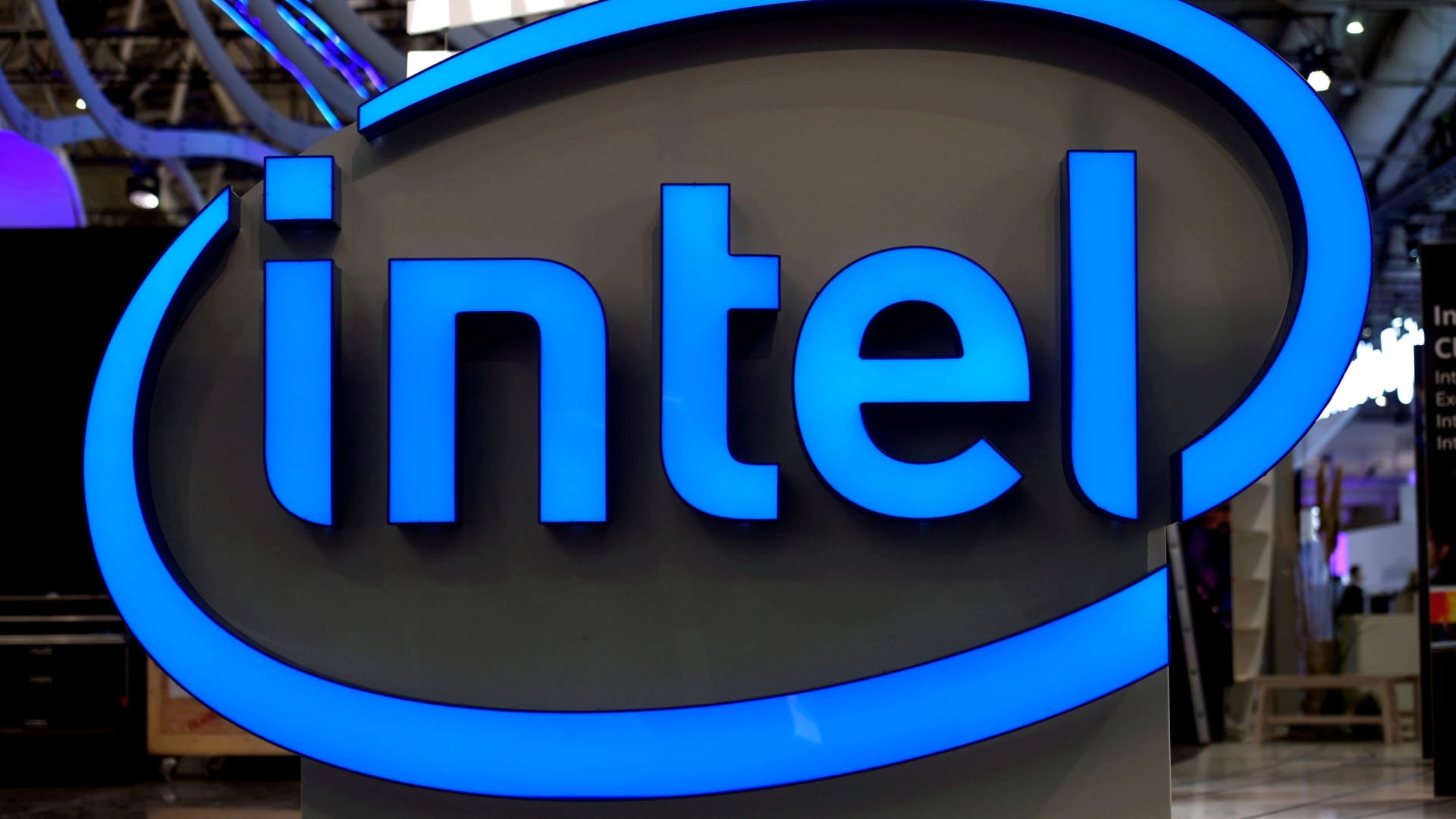Top analysts say buy Analog Devices & Intel