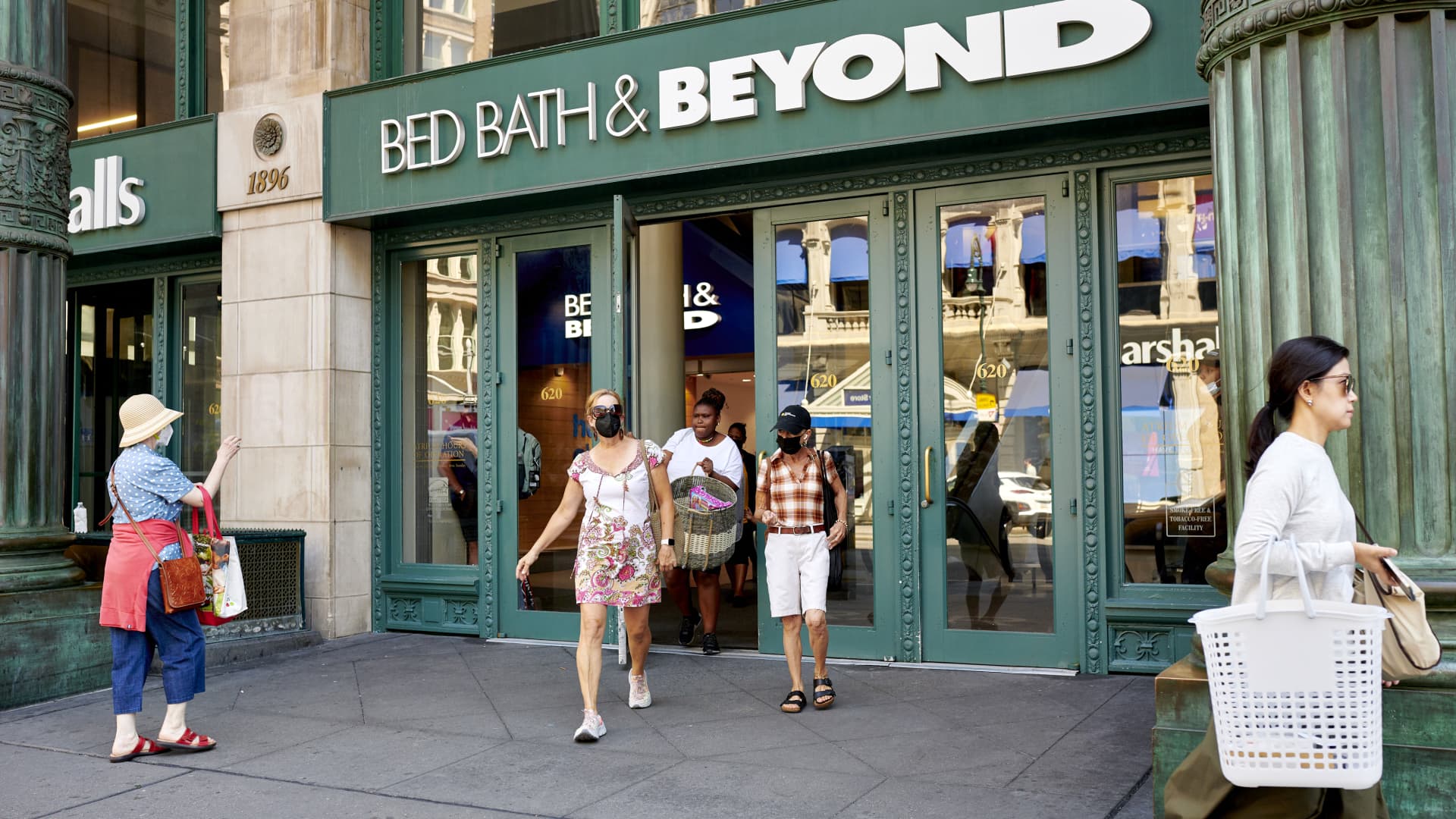 Bed Bath & Beyond shares crater after meme stock files share offering of undisclosed amount