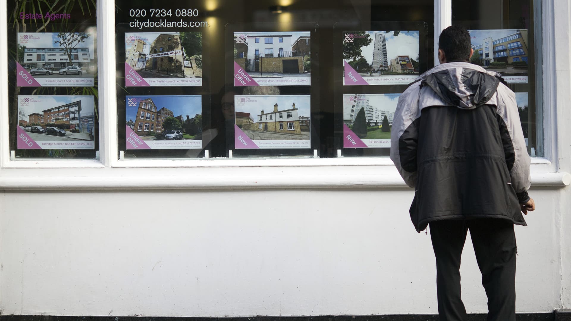 American homebuyers find UK bargains, discounted by a weaker pound
