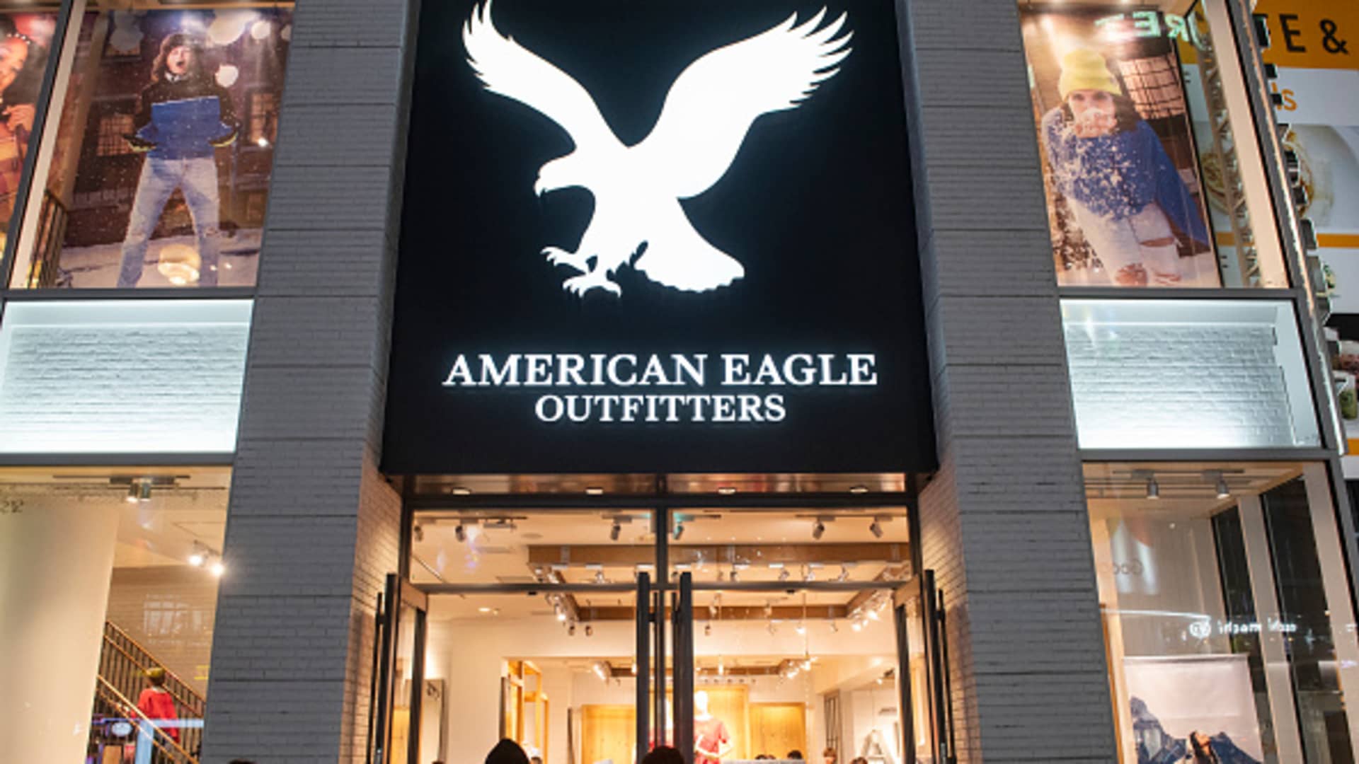 American Eagle joins list of clothing retailers reporting bleak earnings