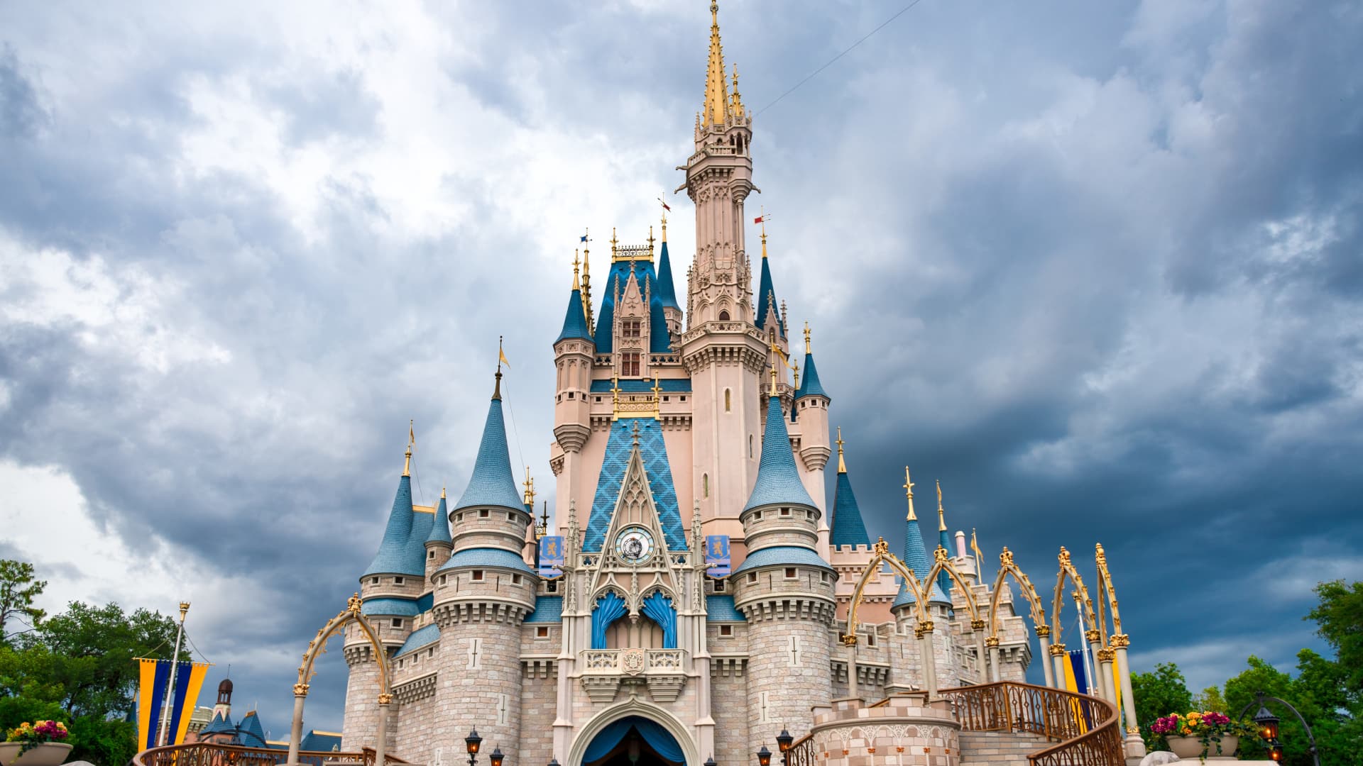 Walt Disney World, Universal to close Florida parks