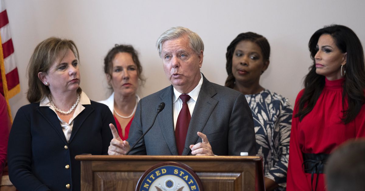Lindsey Graham’s 15-week abortion ban probably won’t help Republicans in the midterms