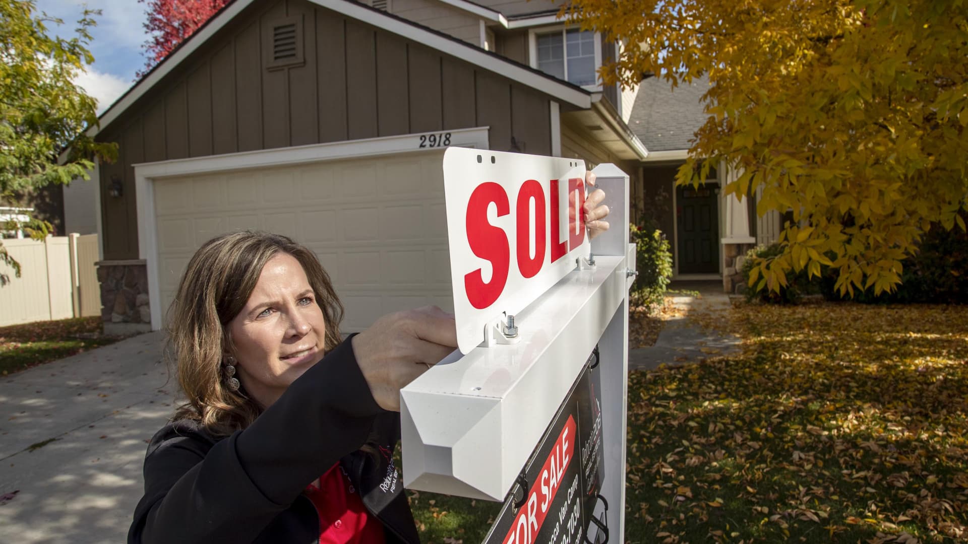 Existing home sales fall to a 10-year low in September