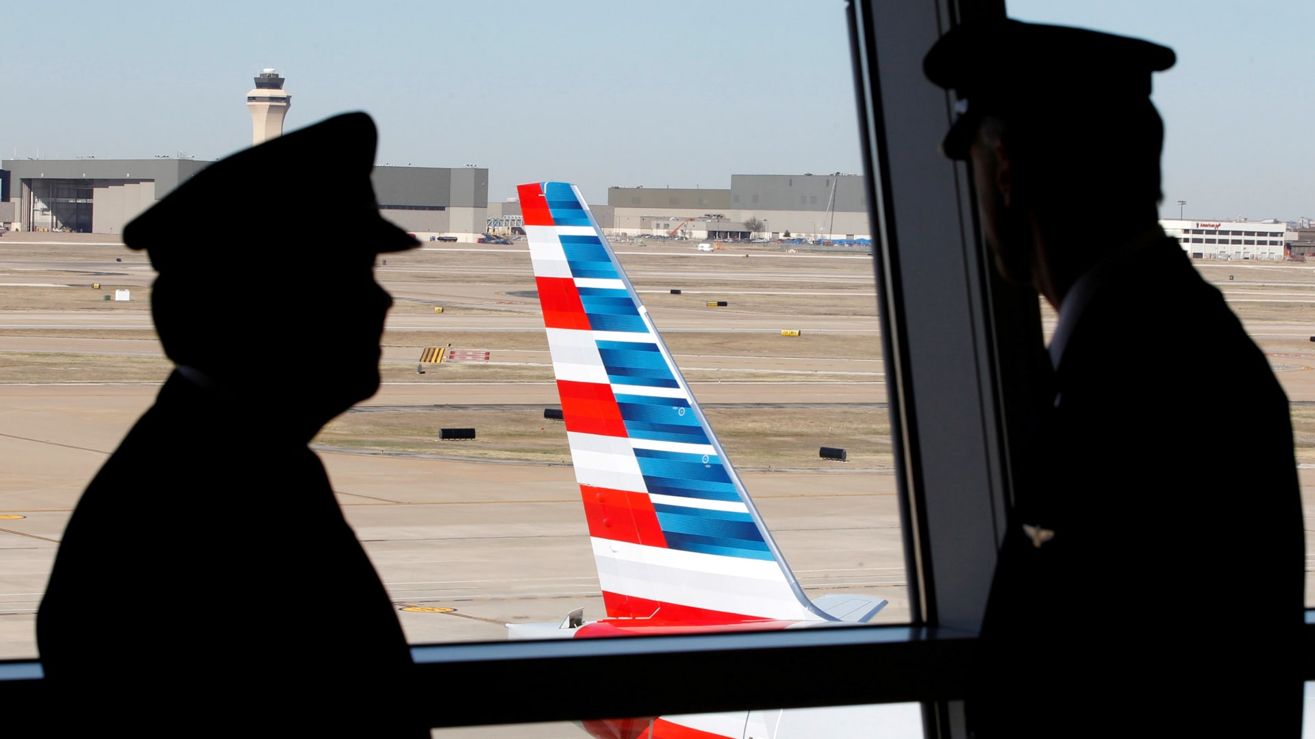 American Airlines offers pilots higher raises in new contract proposal