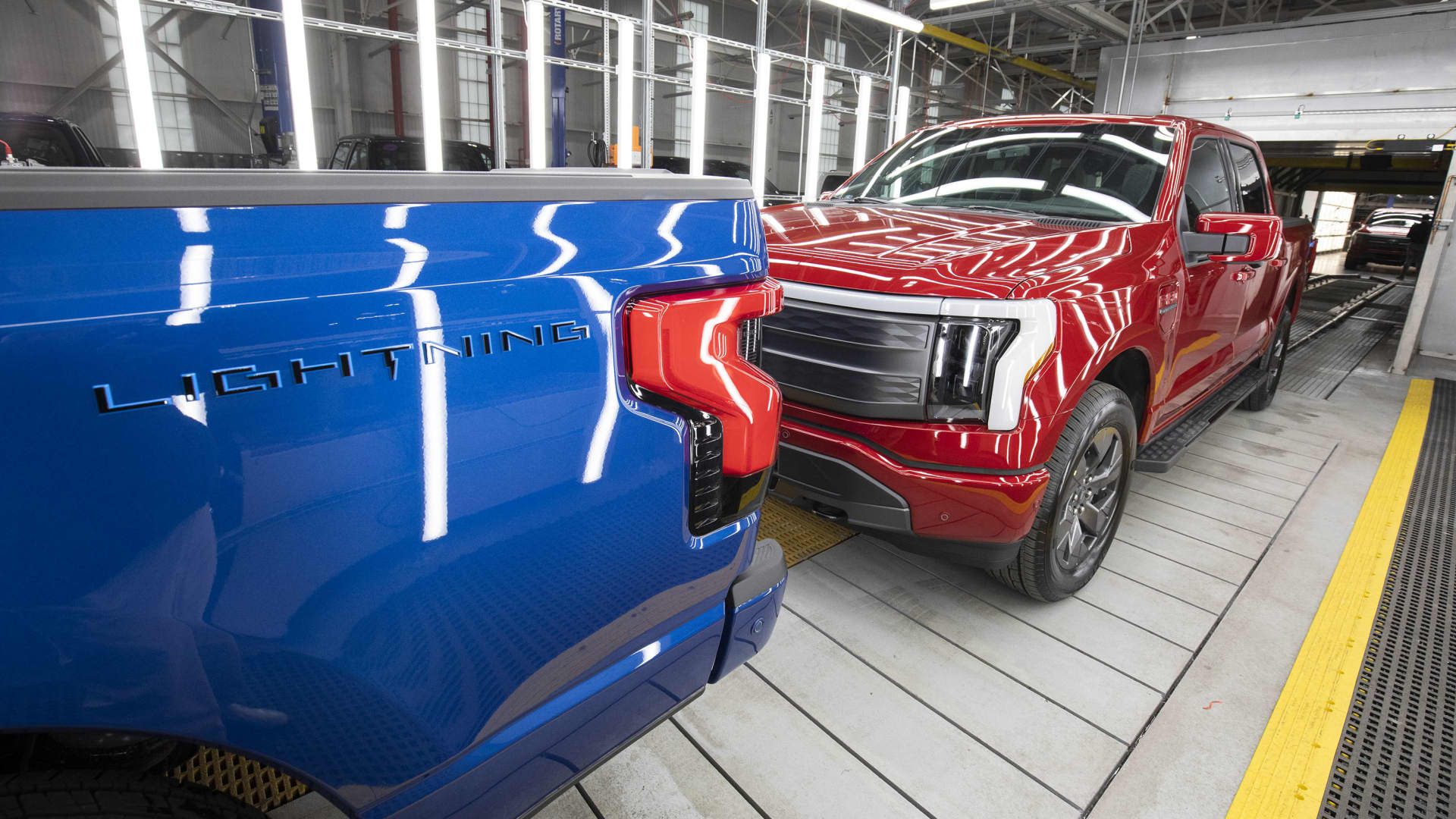 Ford ups starting price of electric F-150 Lightning to $51,974