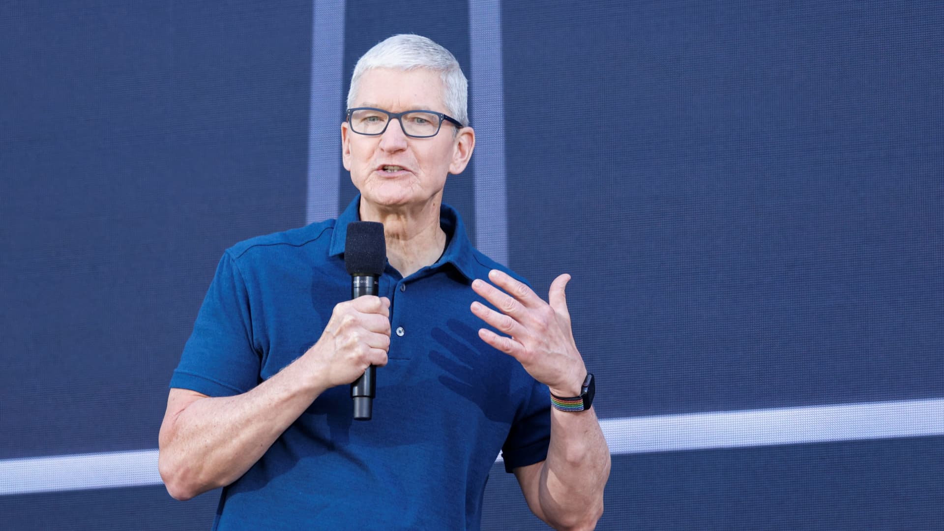 Top Street analysts are bullish on Apple & Amazon