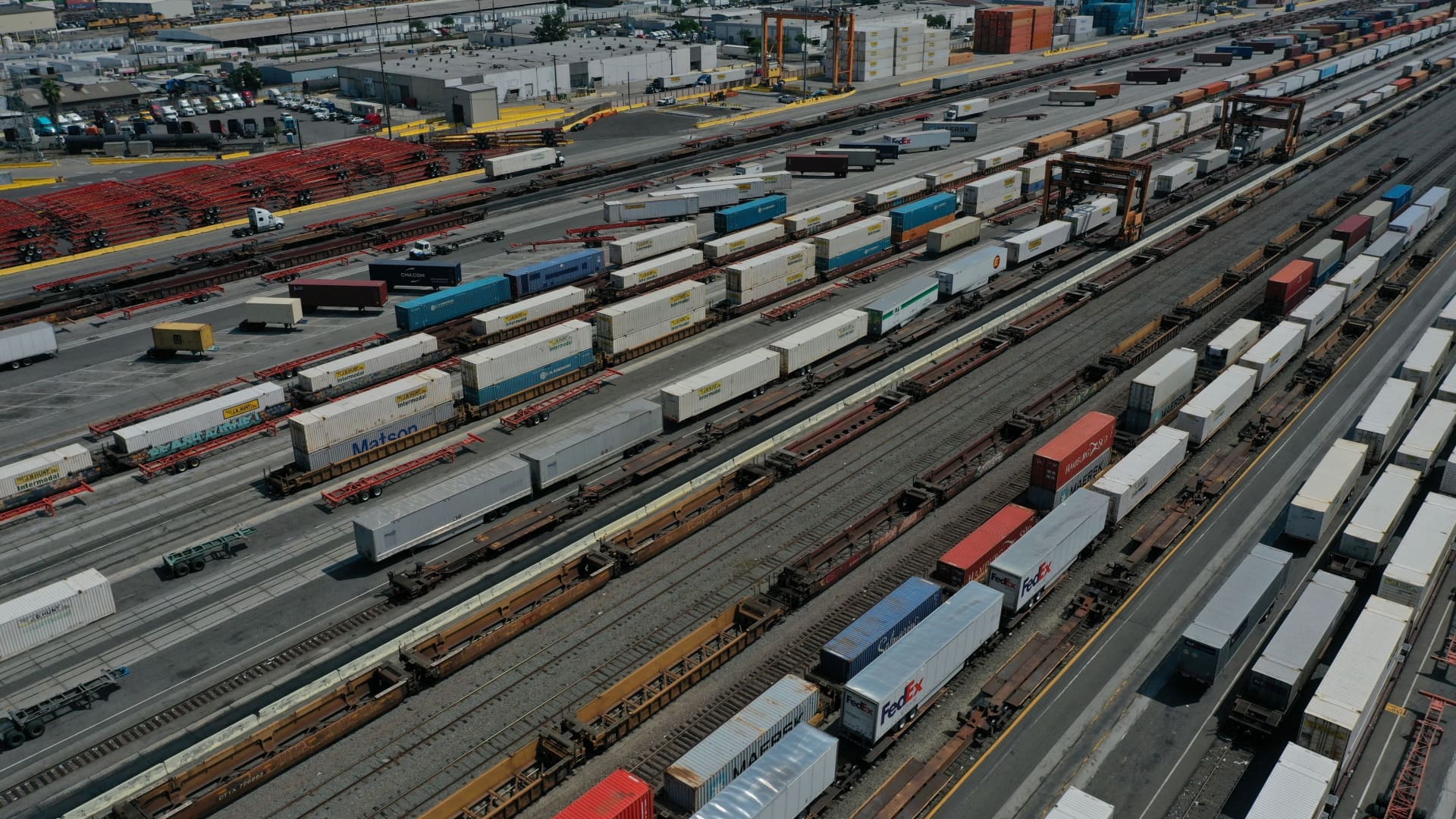 Threat of rail strike has supply chain ramping up contingency plans