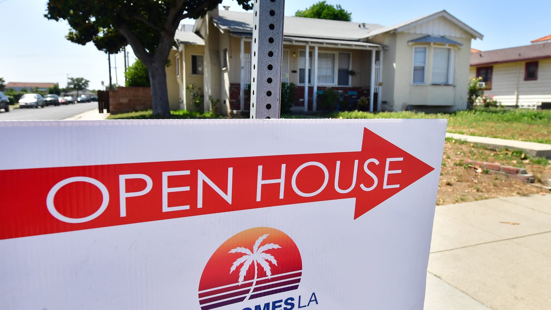 Mortgage applications fall 14% as higher rates, Hurricane Ian crush demand