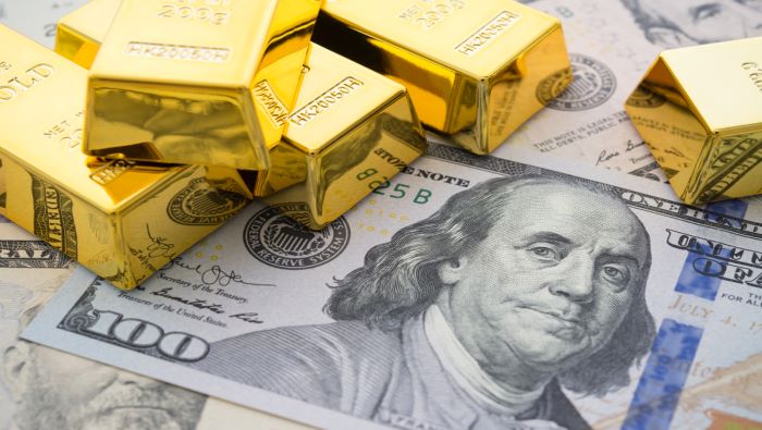 Gold Cautious Above $2000 on Thin, Holiday Affected Trading