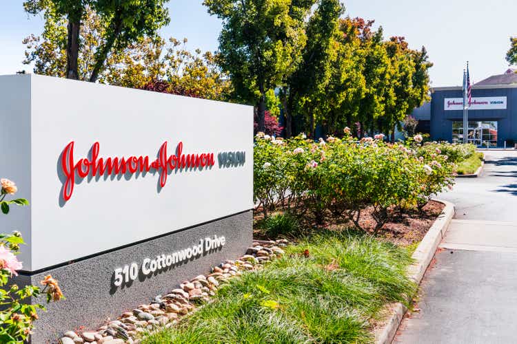 Johnson & Johnson lowers 2022 guidance amid inflationary and forex impact (NYSE:JNJ)
