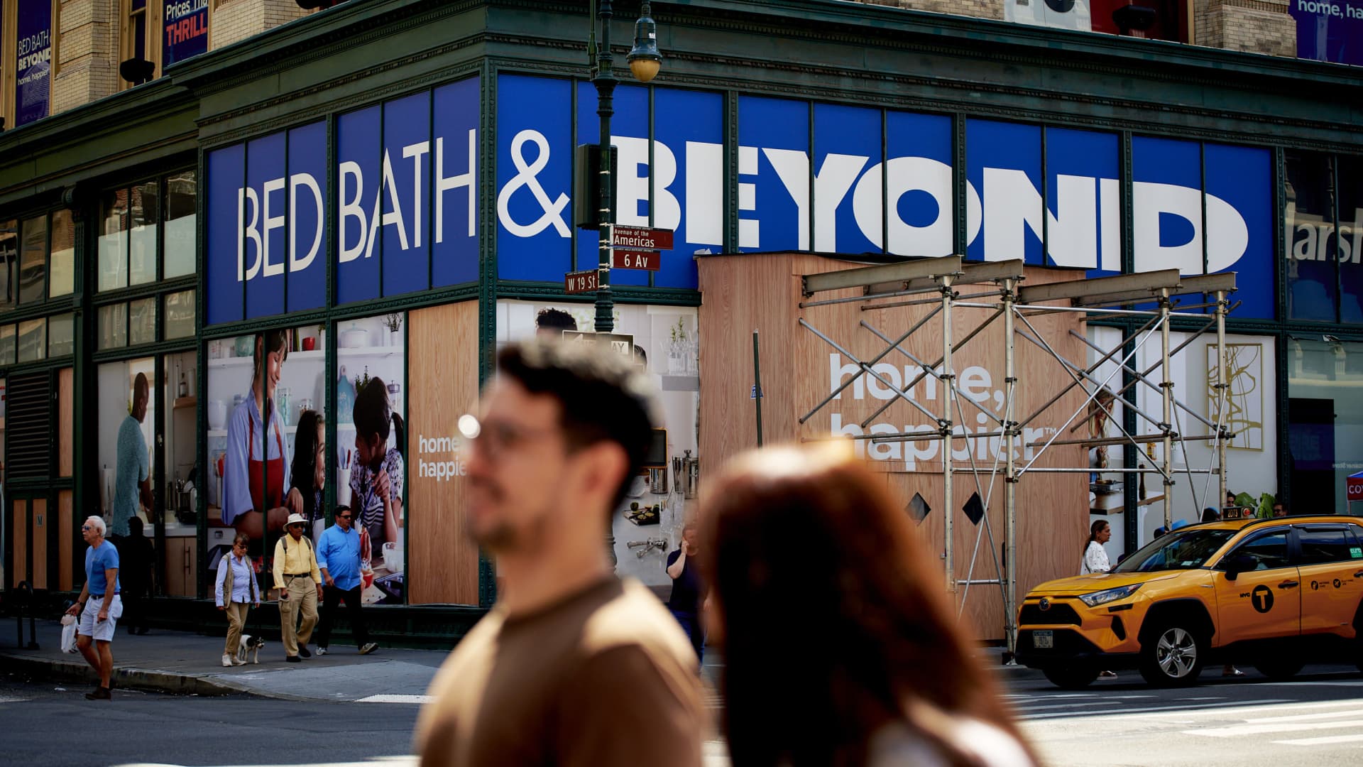 Bed Bath & Beyond stock falls as retailer plans to issue shares to pay off debt
