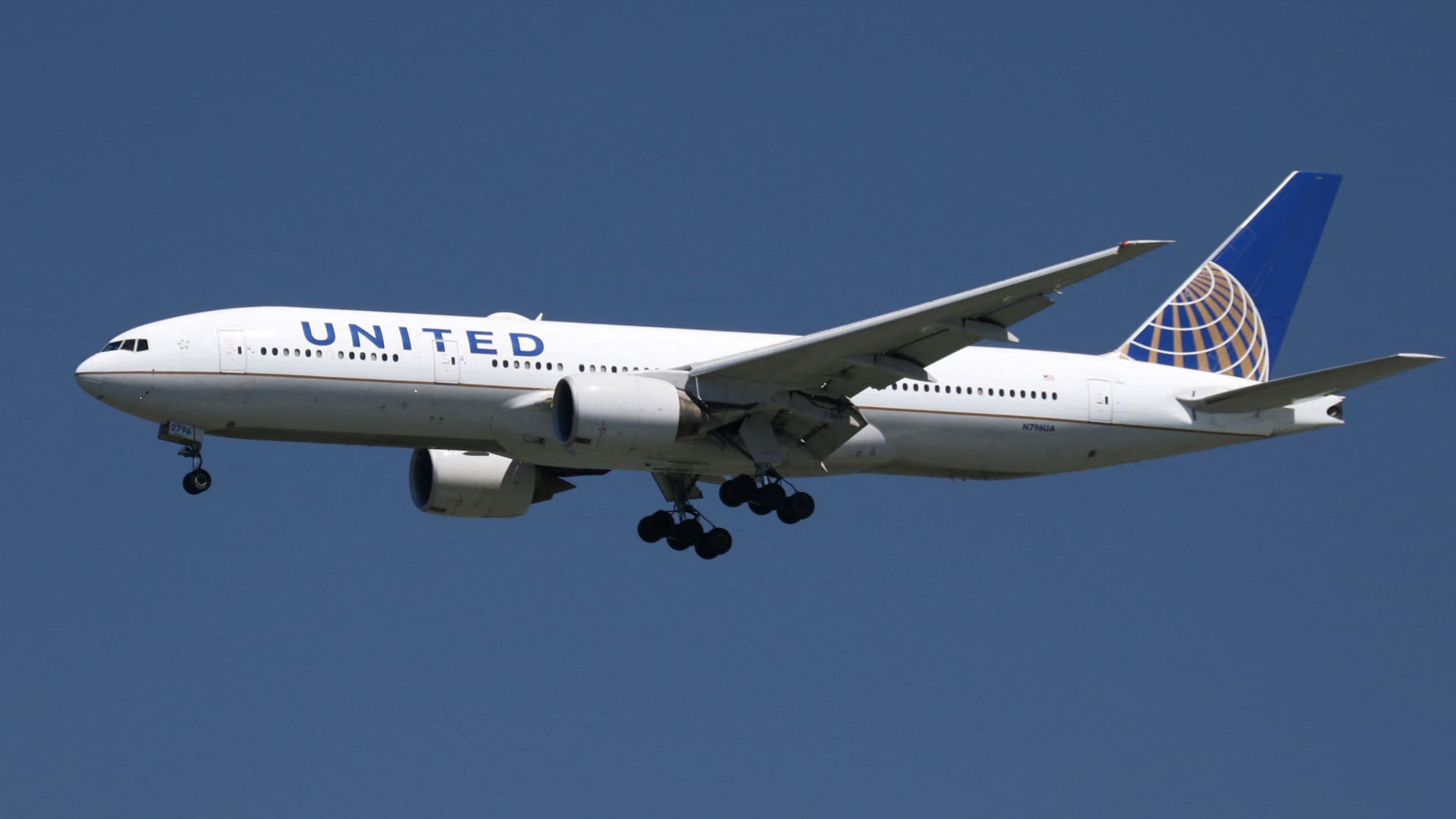 United Airlines gives pilots 5% raises early
