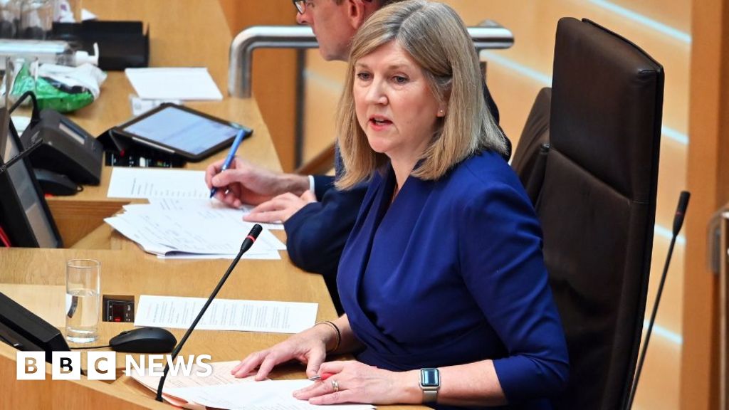 Scottish parliament apologises after suffragette scarf row