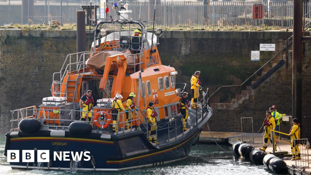 Migrants: Ninety people cross Channel on Christmas Day
