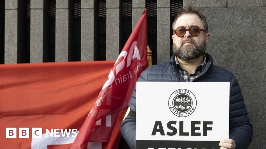 Train drivers offered pay rise in bid to end strikes