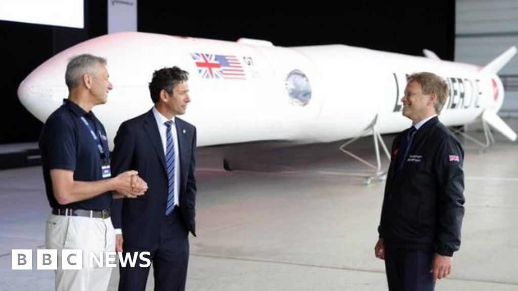 Boris Johnson erased from Grant Shapps spaceport picture