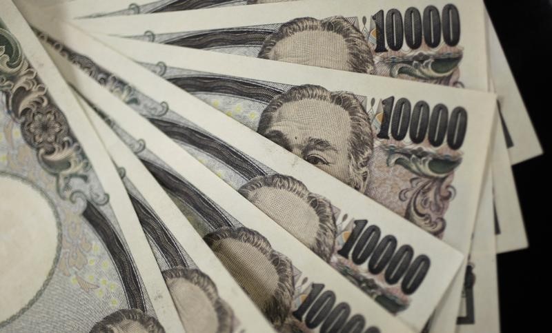 USD/JPY pair rebounds, tests resistance levels amid US economic growth By Investing.com