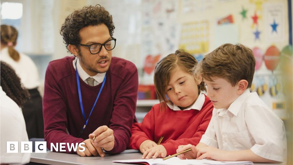 Head teachers in England reject pay offer