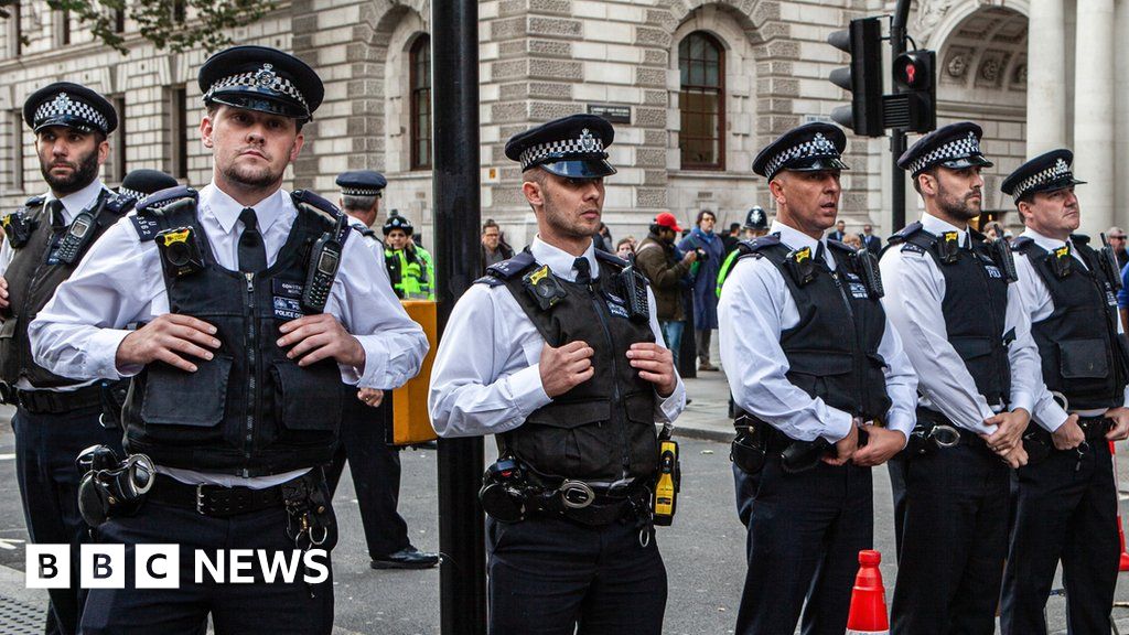 Government hits 20,000 new police officers pledge