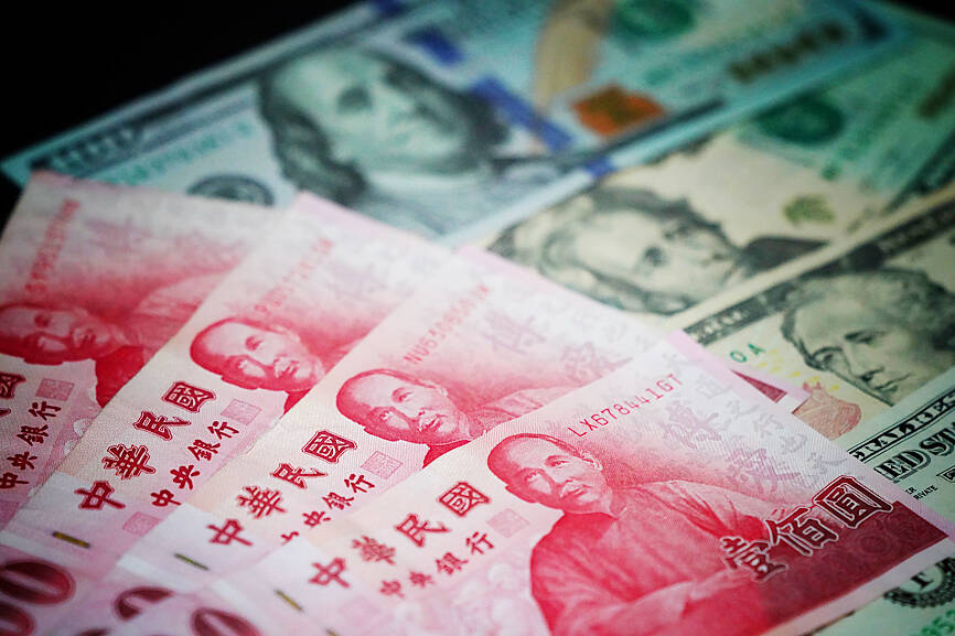 Forex reserves top US$560bn – Taipei Times