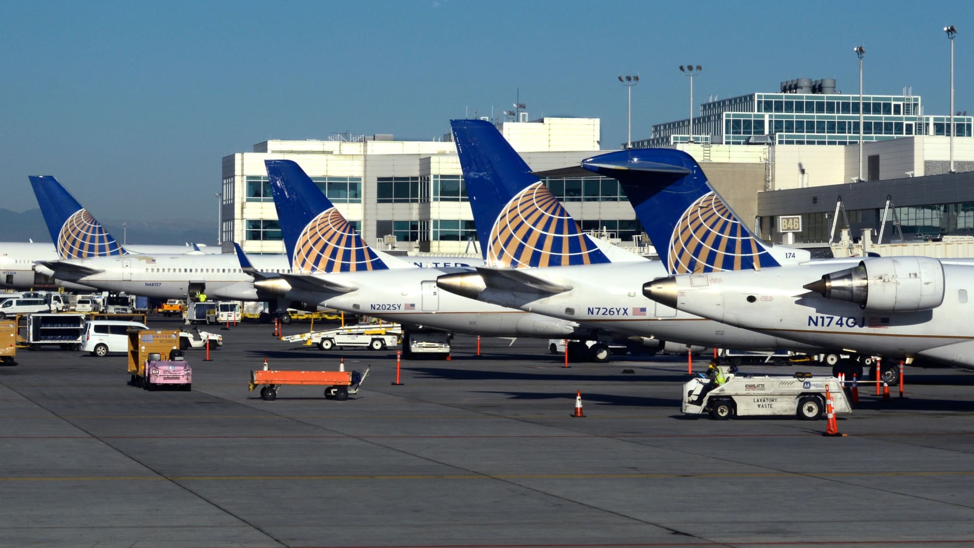 United Airlines expands in Denver, adding flights and lounges