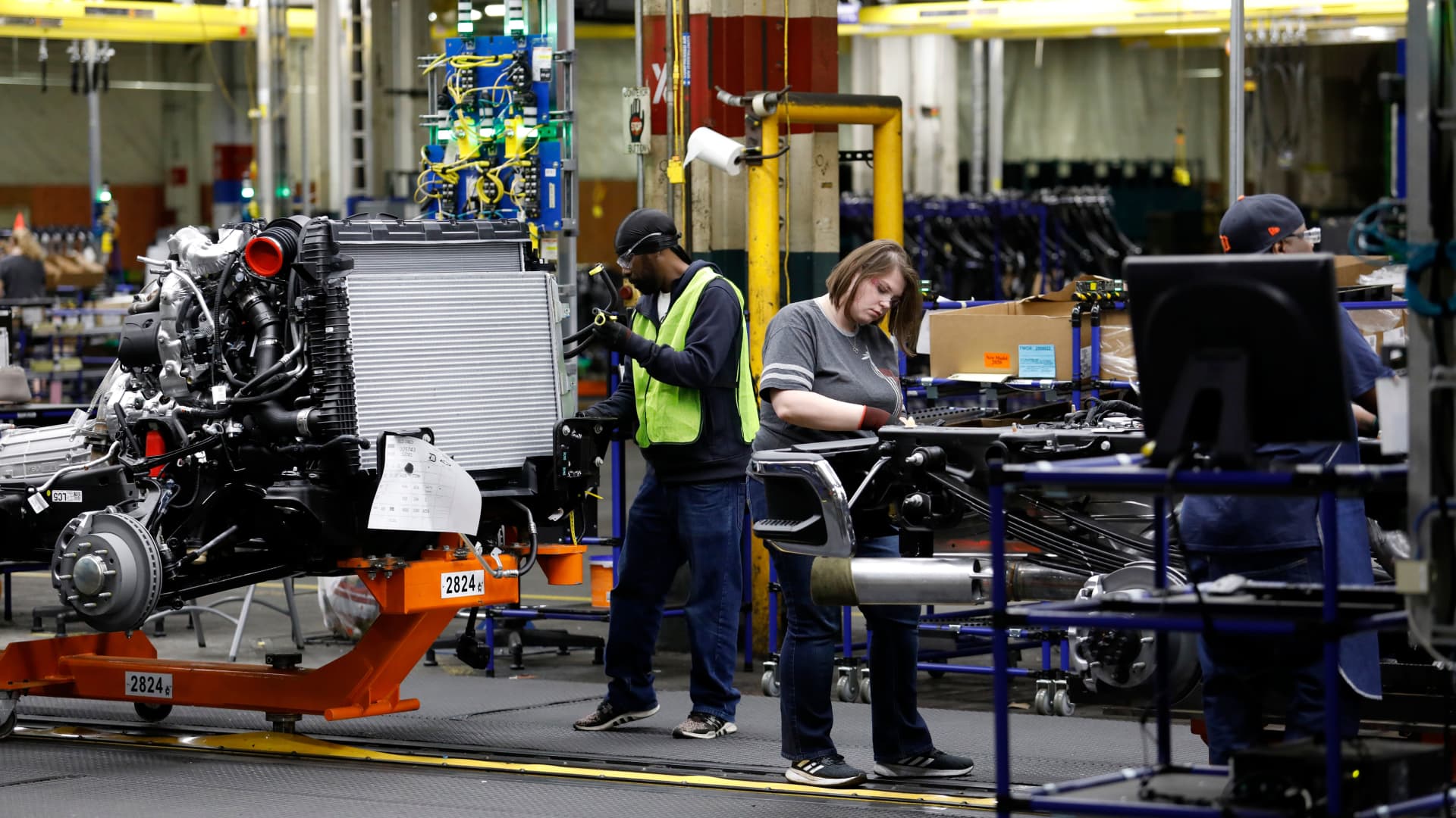 GM to invest $1 billion to produce new heavy-duty pickups