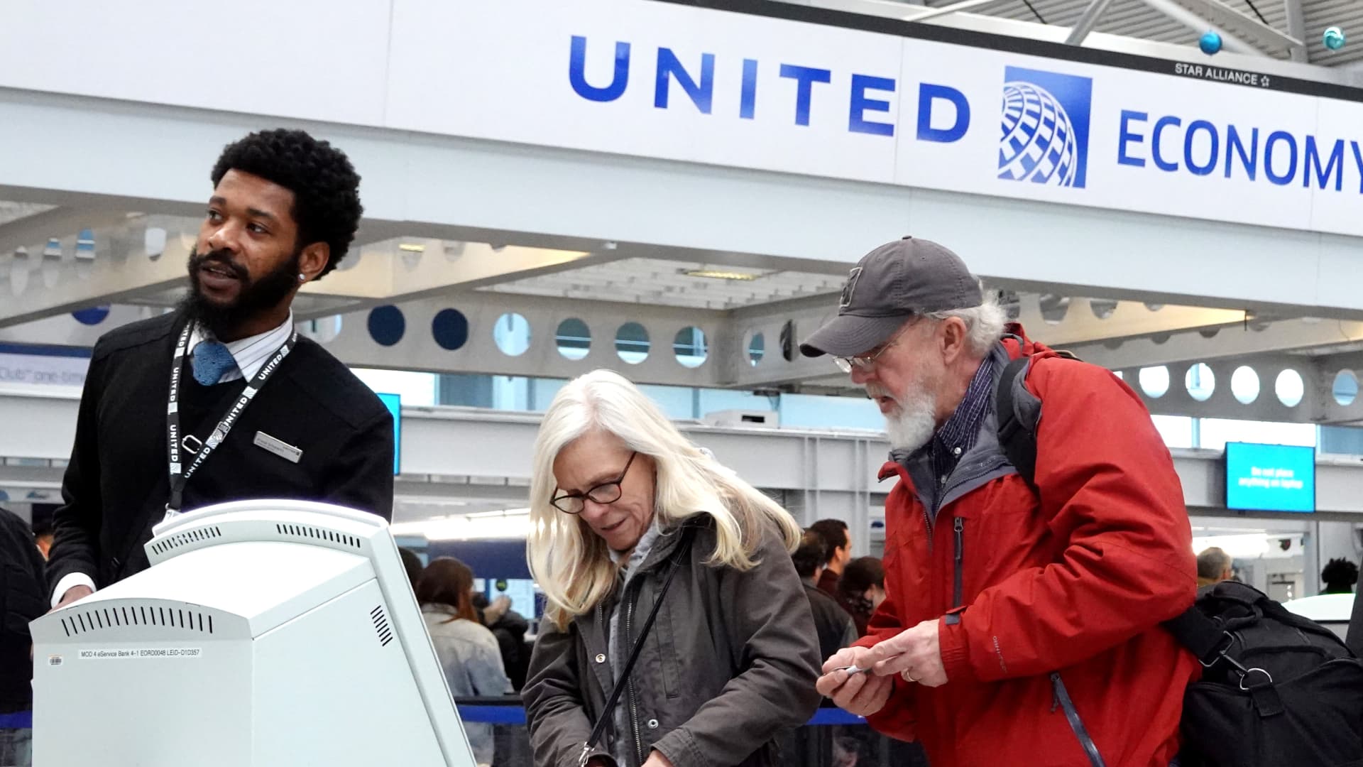 United Airlines starts letting customers pool frequent flyer miles