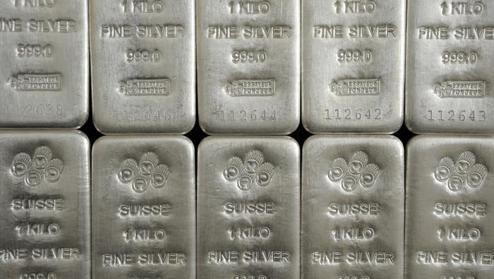 Silver Claws Back Losses amid Dollar Decline