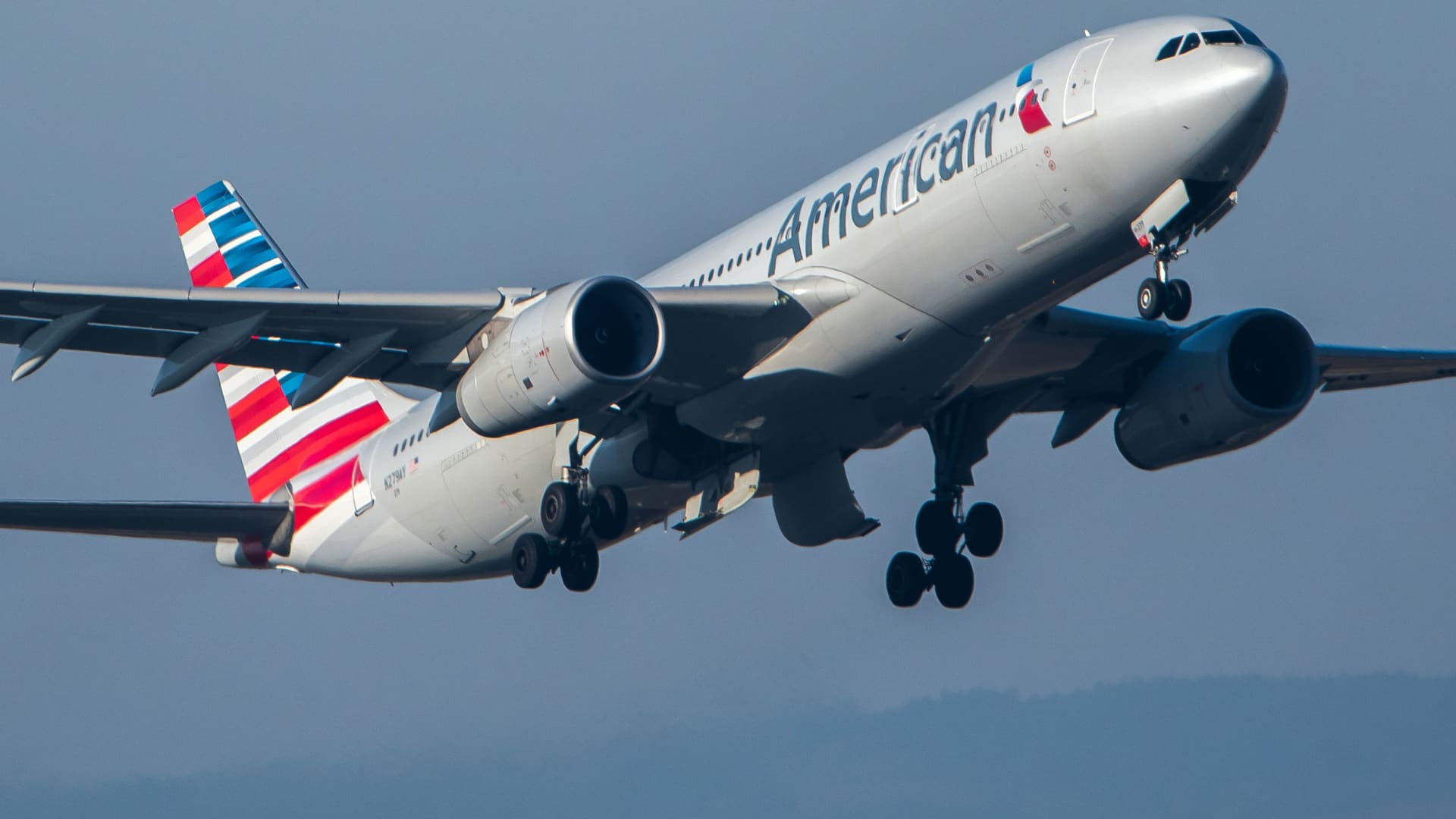 American Airlines pilots’ union accepts sweetened labor deal