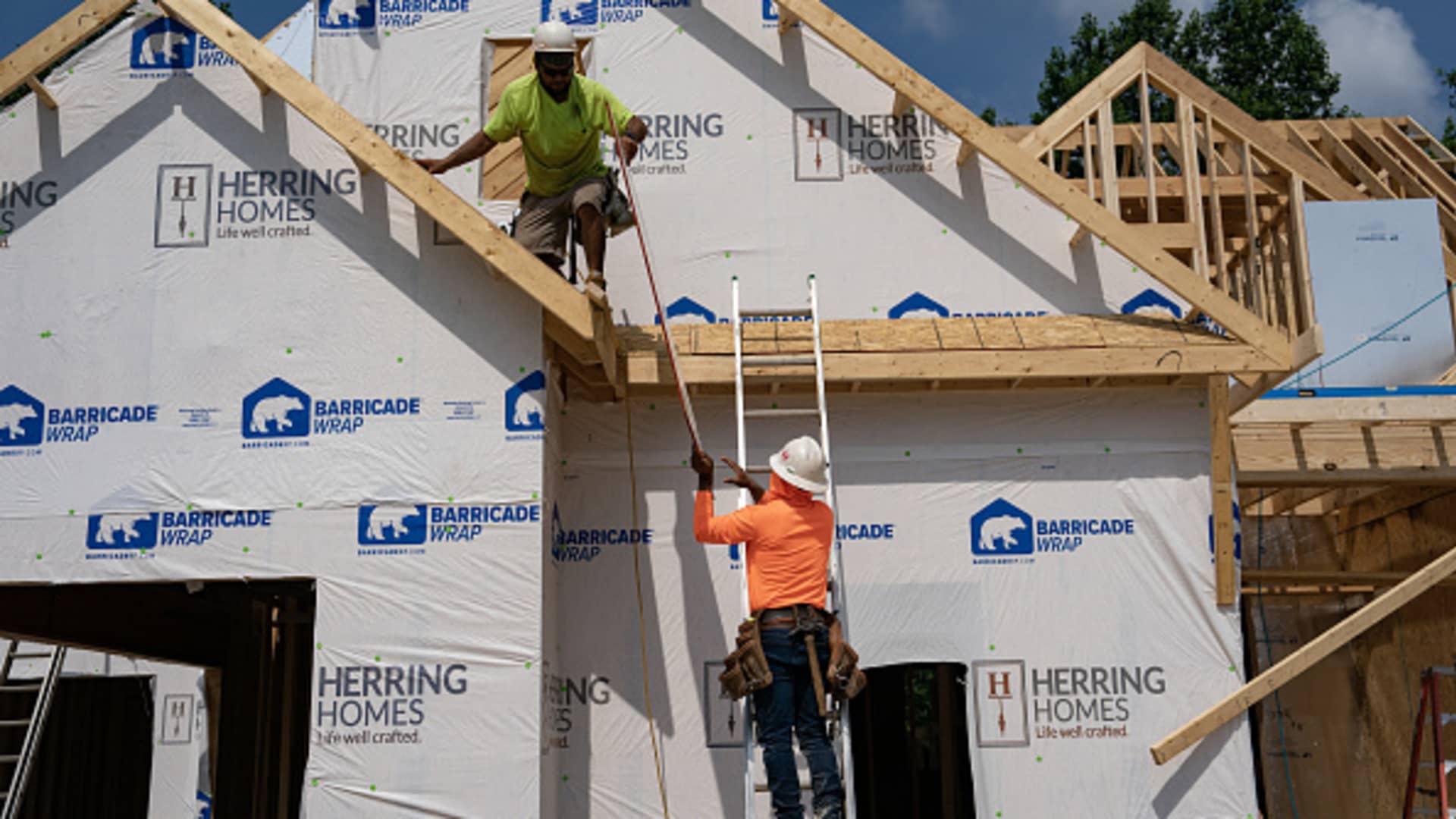 Homebuilder sentiment rises in July, but high mortgage rates hurt