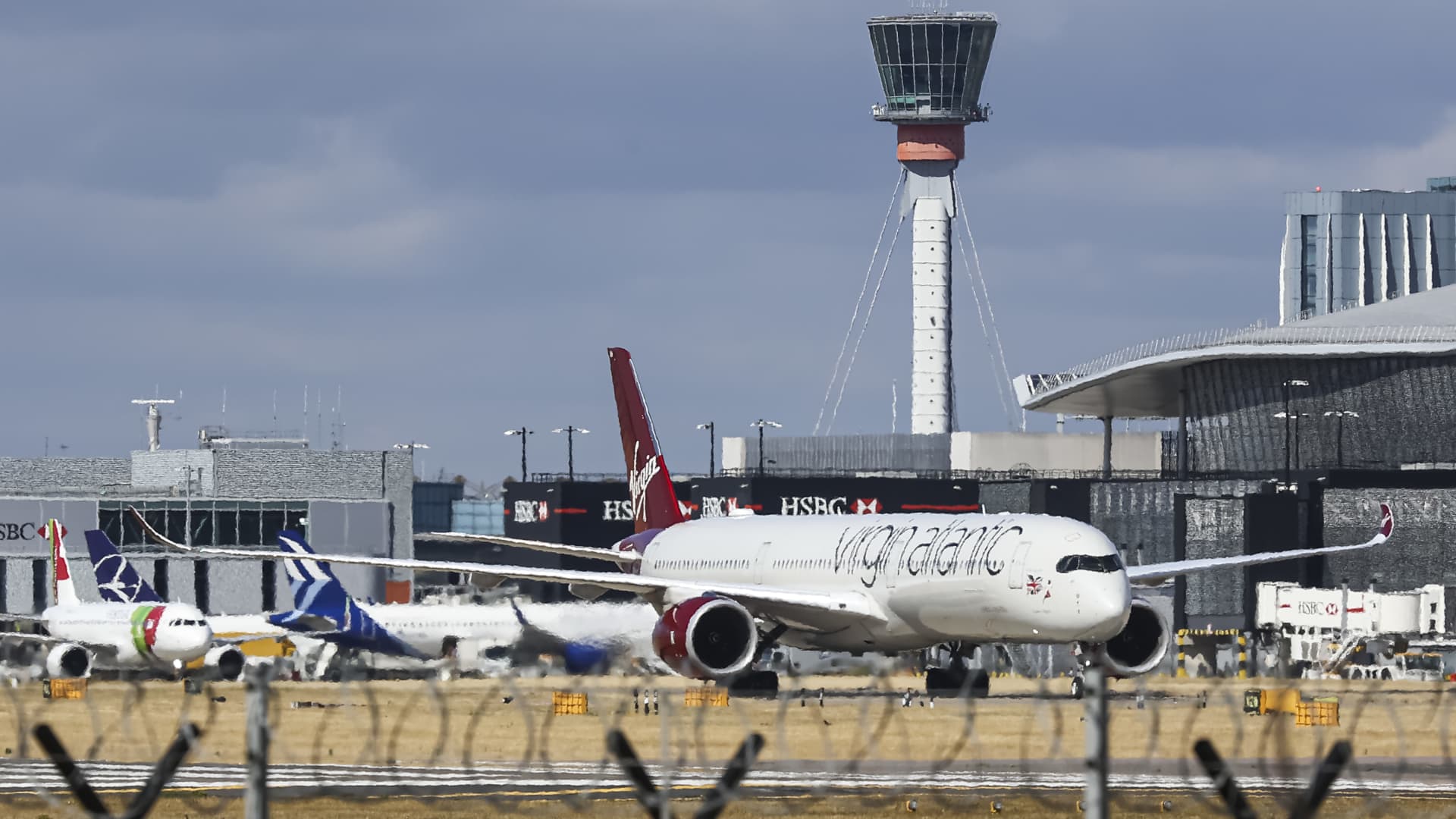 UK flights resume after air traffic control ‘technical issue’ causes holiday delays