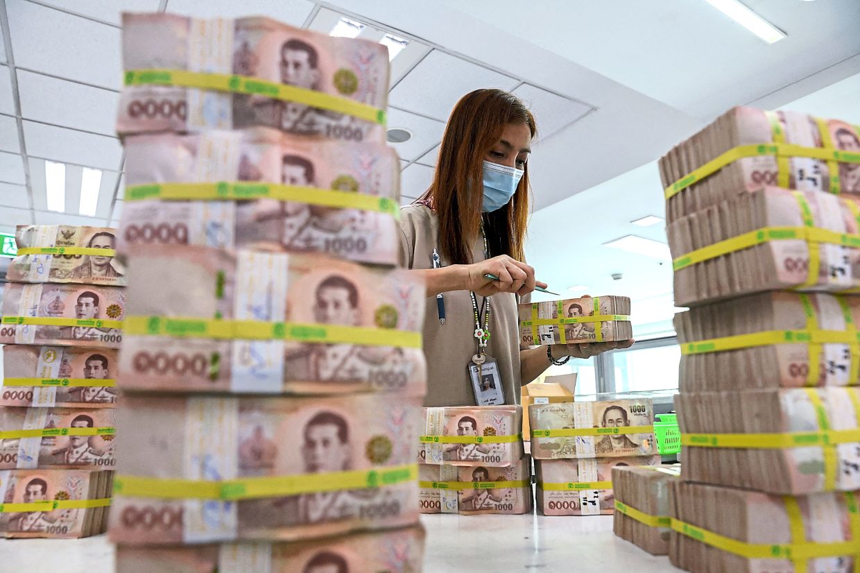 Thai baht pares gains, other Asian forex in a mix