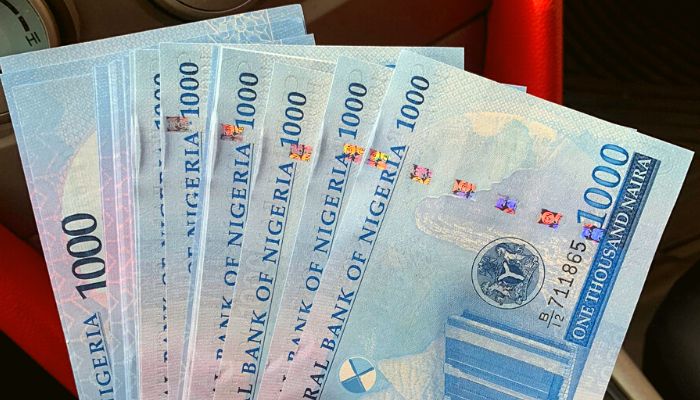 Naira falls to N927/$ despite CBN’s plans to clear FX backlog