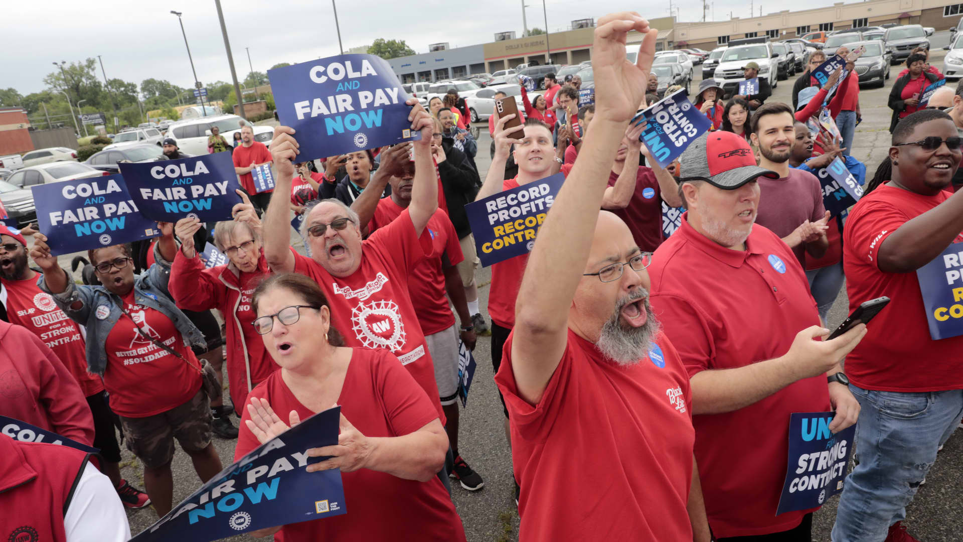 Stellantis offers pay increase to UAW, days before possible strike