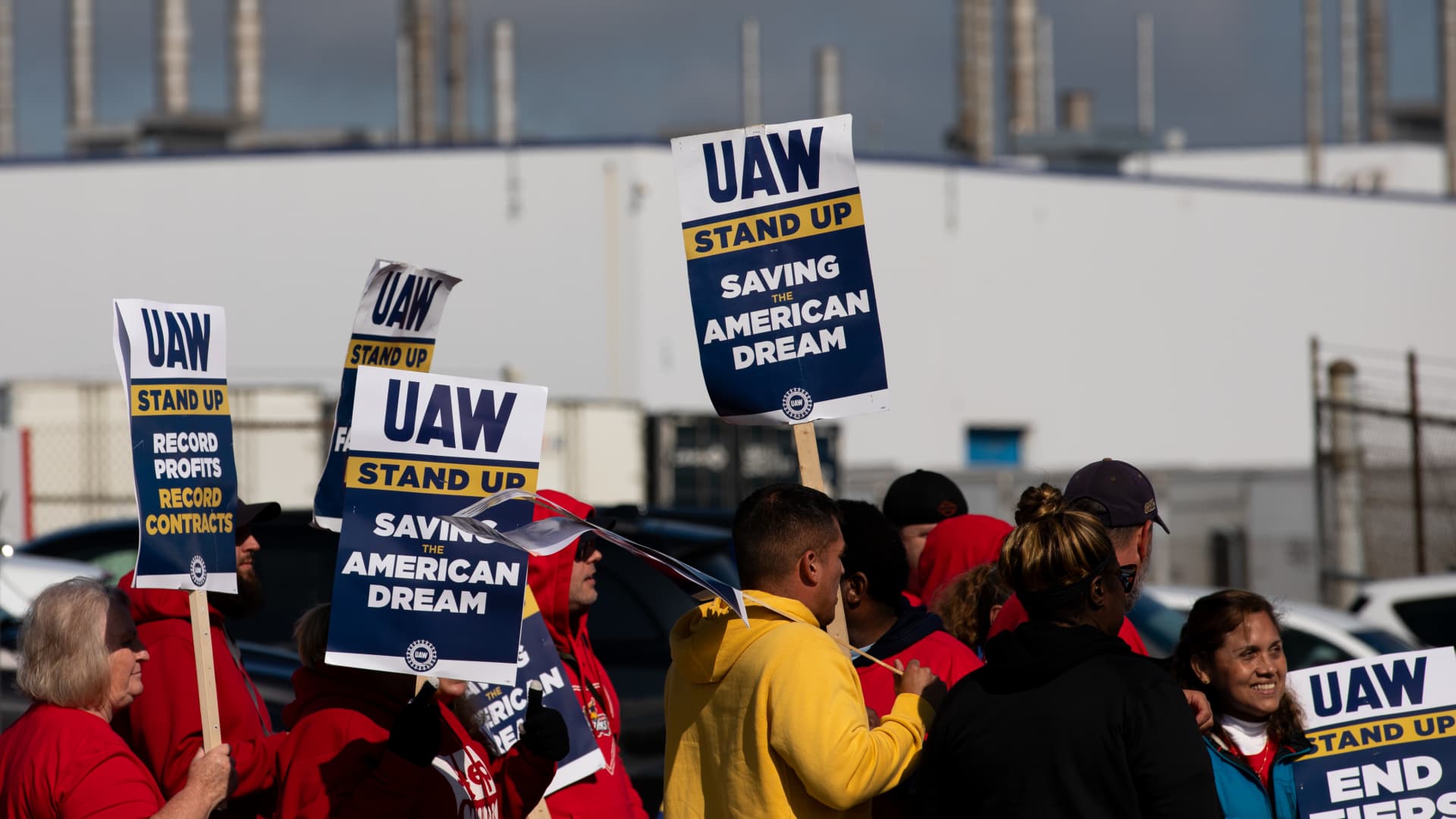 General Motors, Stellantis announce layoffs