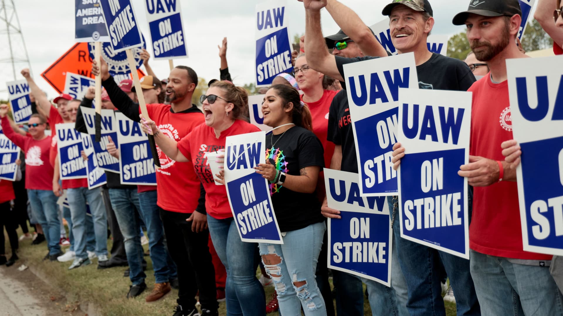 Canadian Unifor autoworkers union strikes General Motors