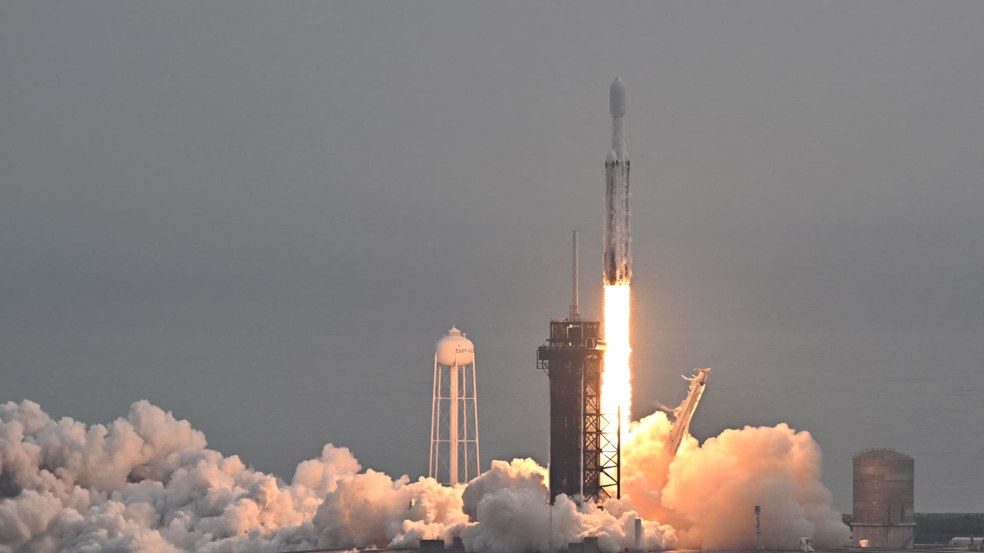 SpaceX Falcon Heavy launches NASA Psyche asteroid mission
