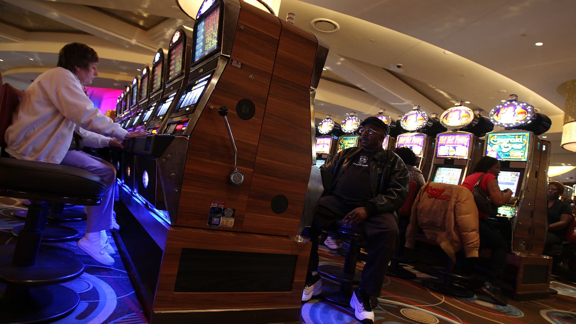 Casino workers go on strike in Detroit