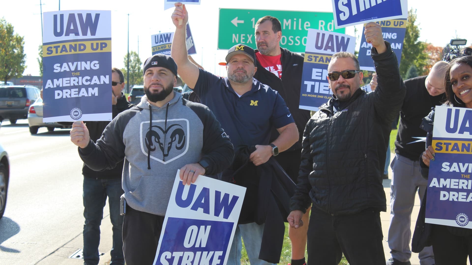 UAW-Stellantis workers ratify new contract