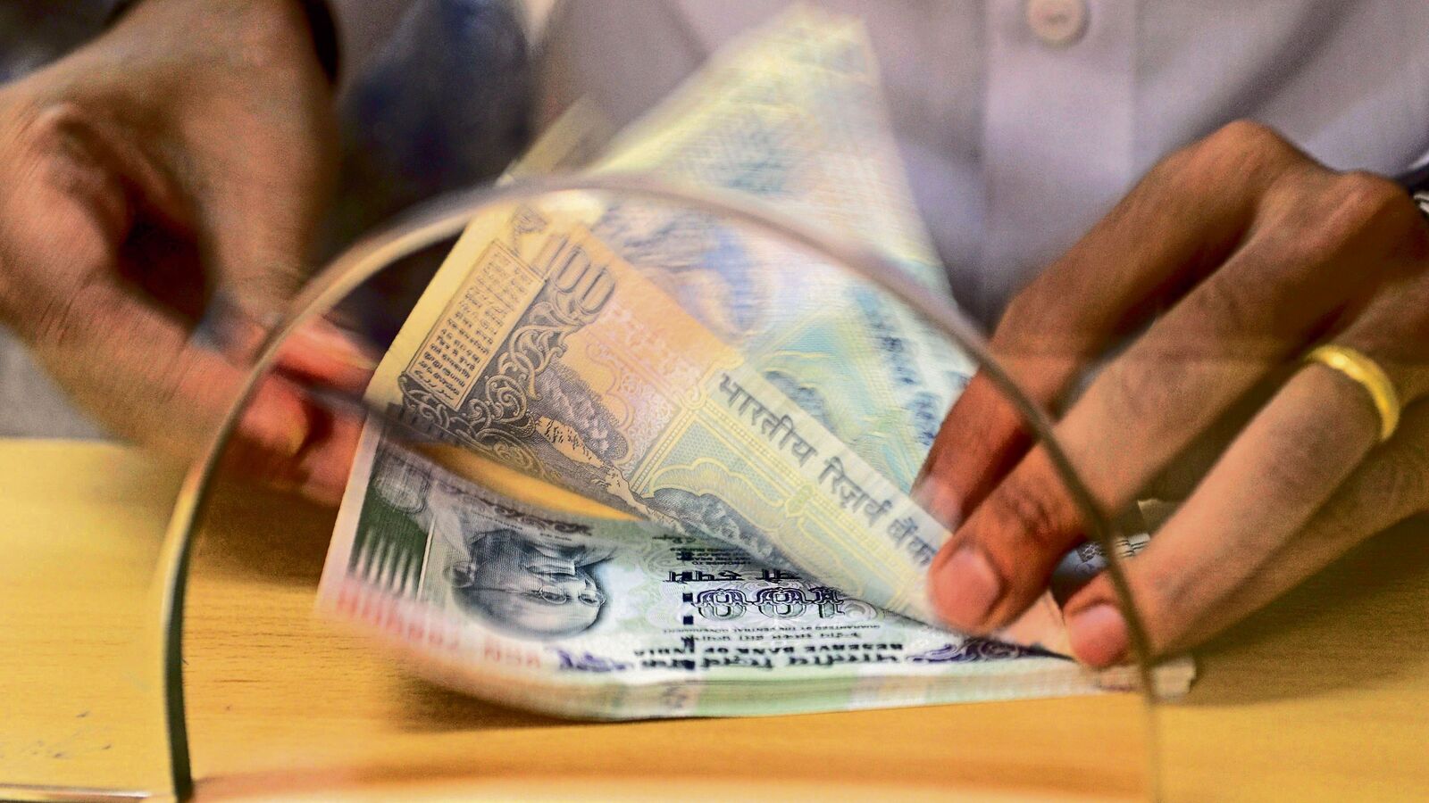 India’s forex reserves records 4th straight week of decline, drops by $3.7 billion to $586.9 billion: RBI Data