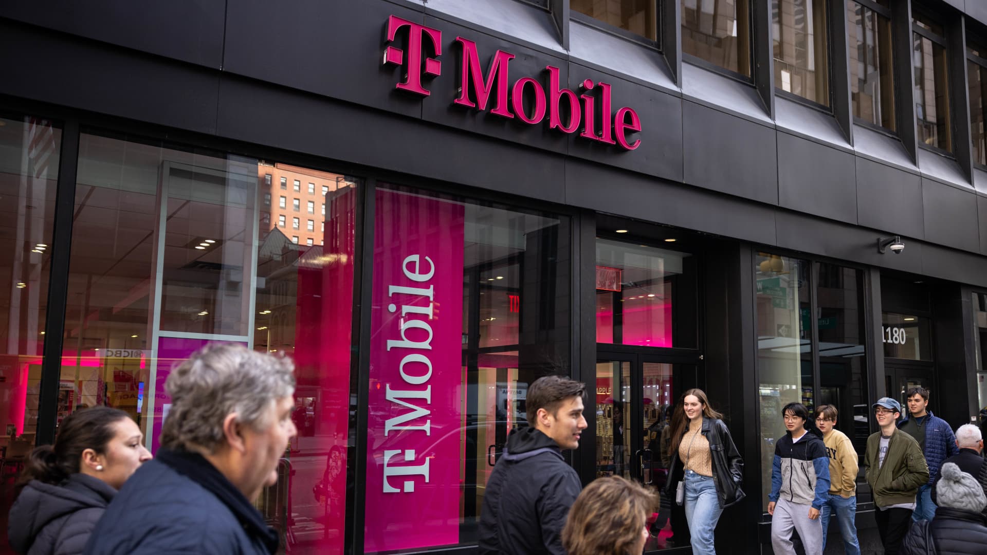 T-Mobile sued after employee stole nude images from phone