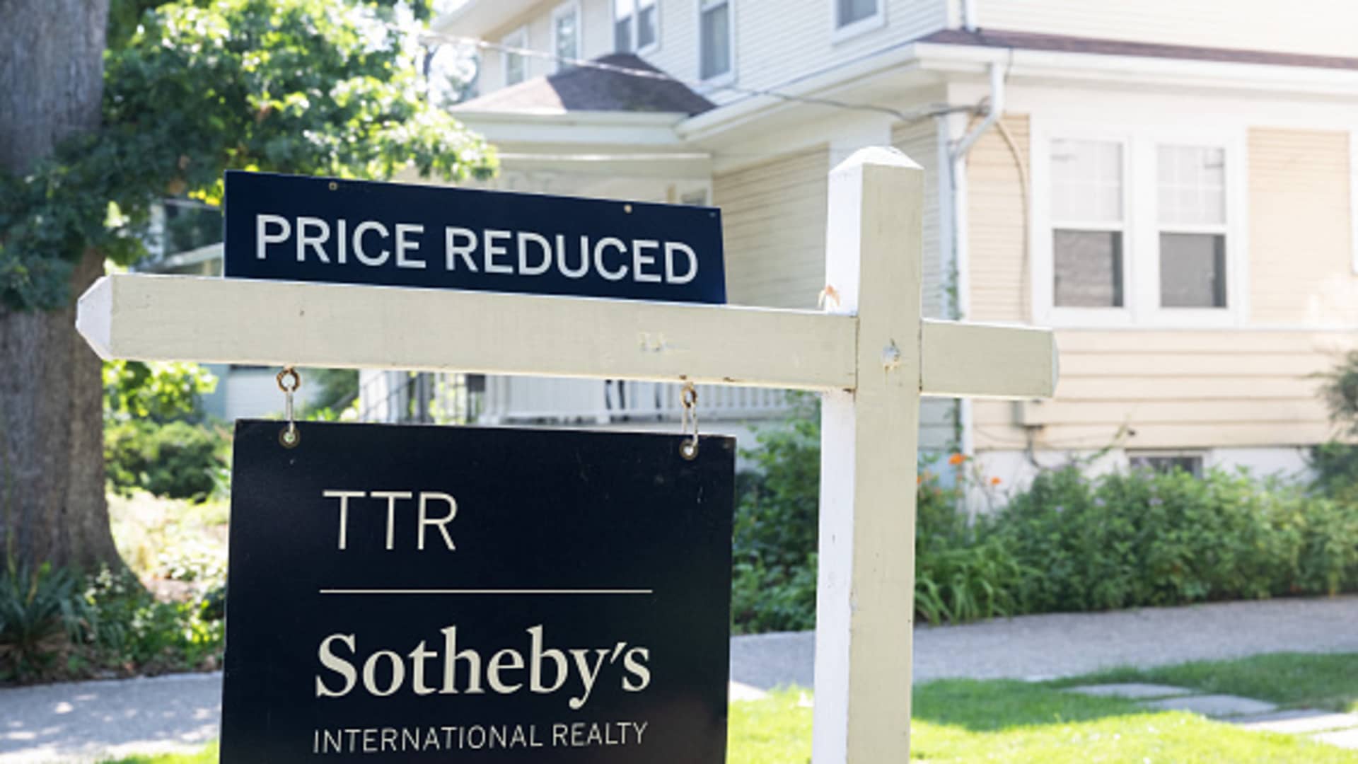 Adjustable-rate mortgage demand jumps as buyers struggle