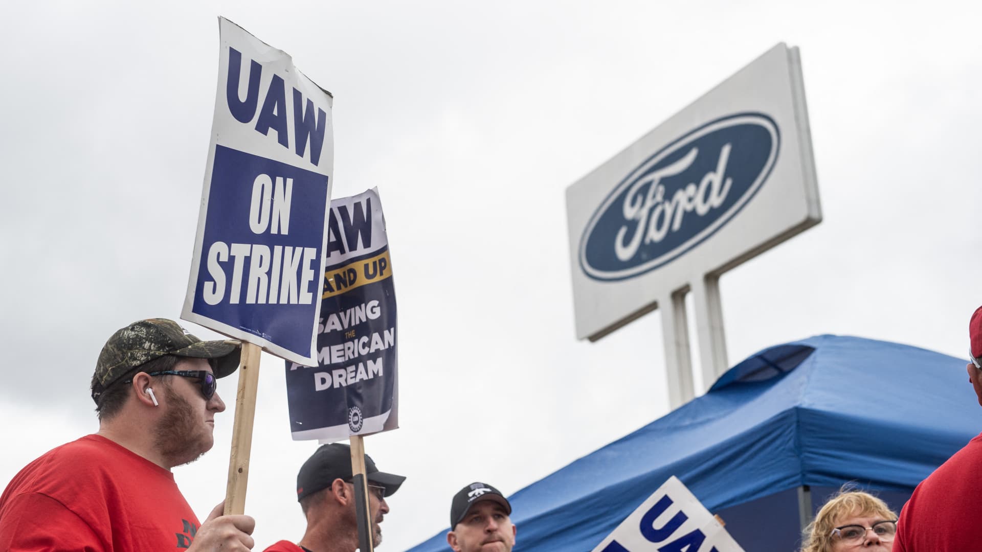 UAW-Ford workers ratify new contract