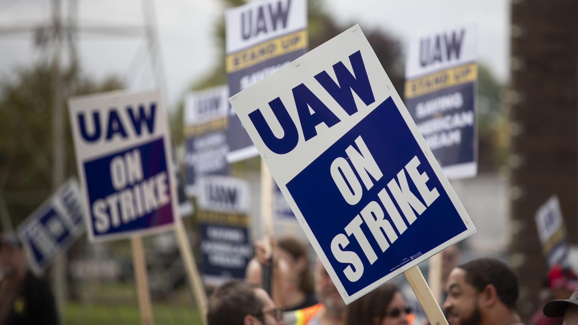GM union workers ratify UAW deal following contentious vote
