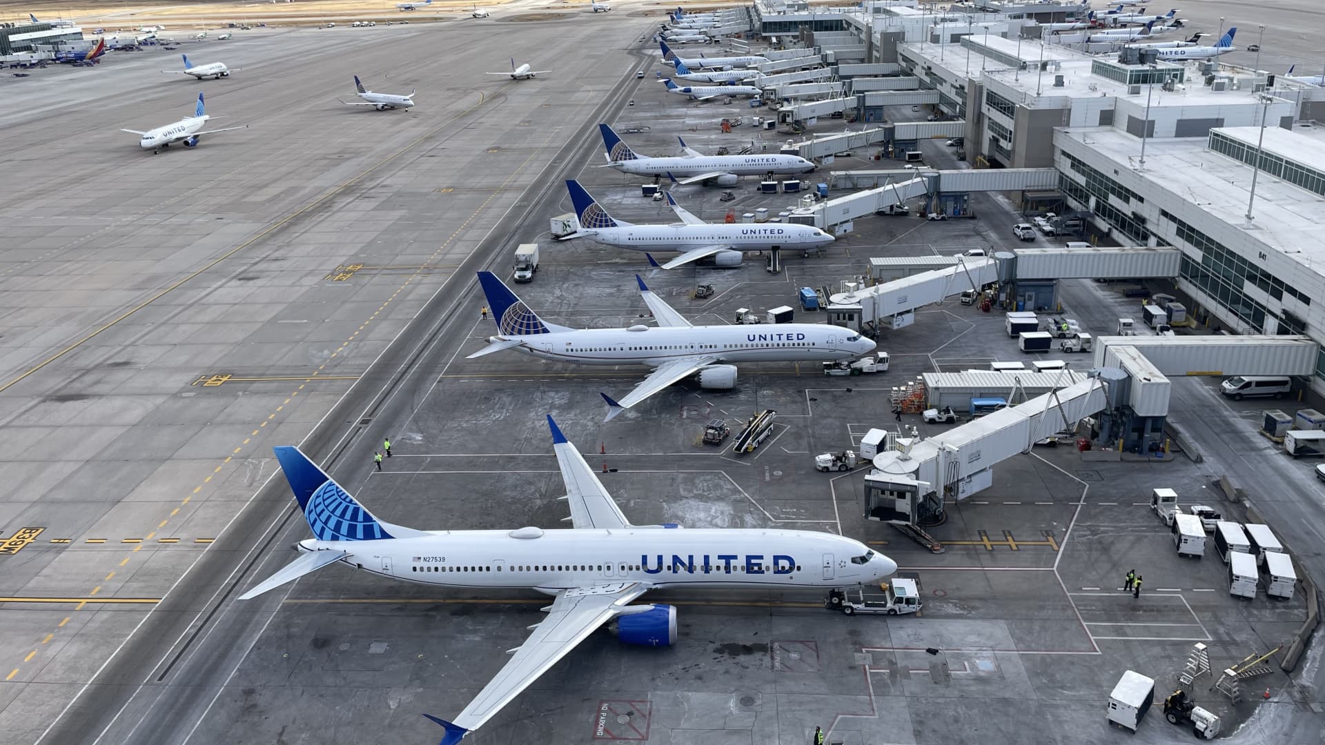 United Airlines tweaks frequent flyer program to reward spending