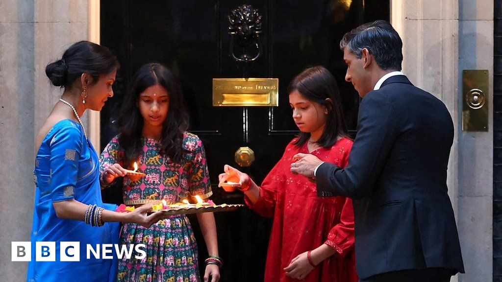 Rishi Sunak and family light Diwali candles outside No 10