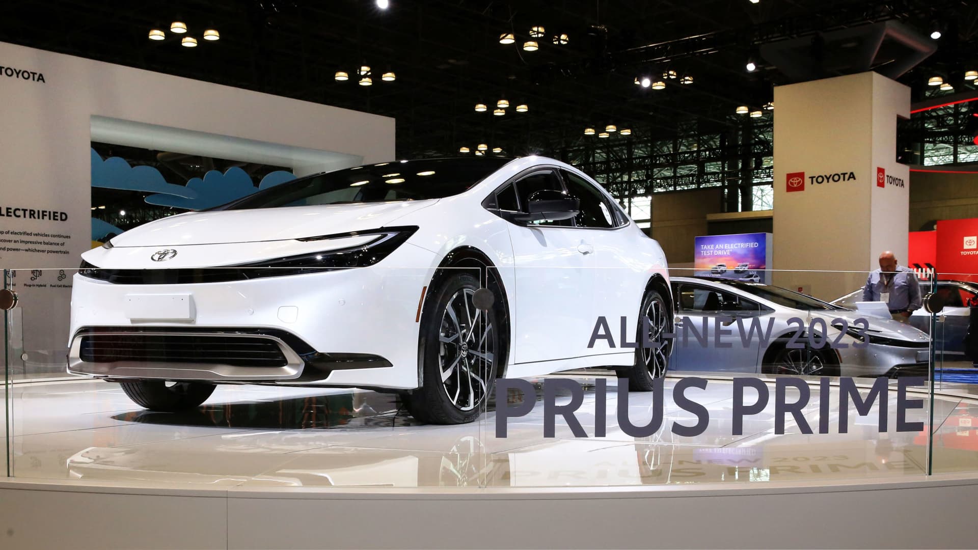 Automakers turn to hybrids in the middle of the EV transition